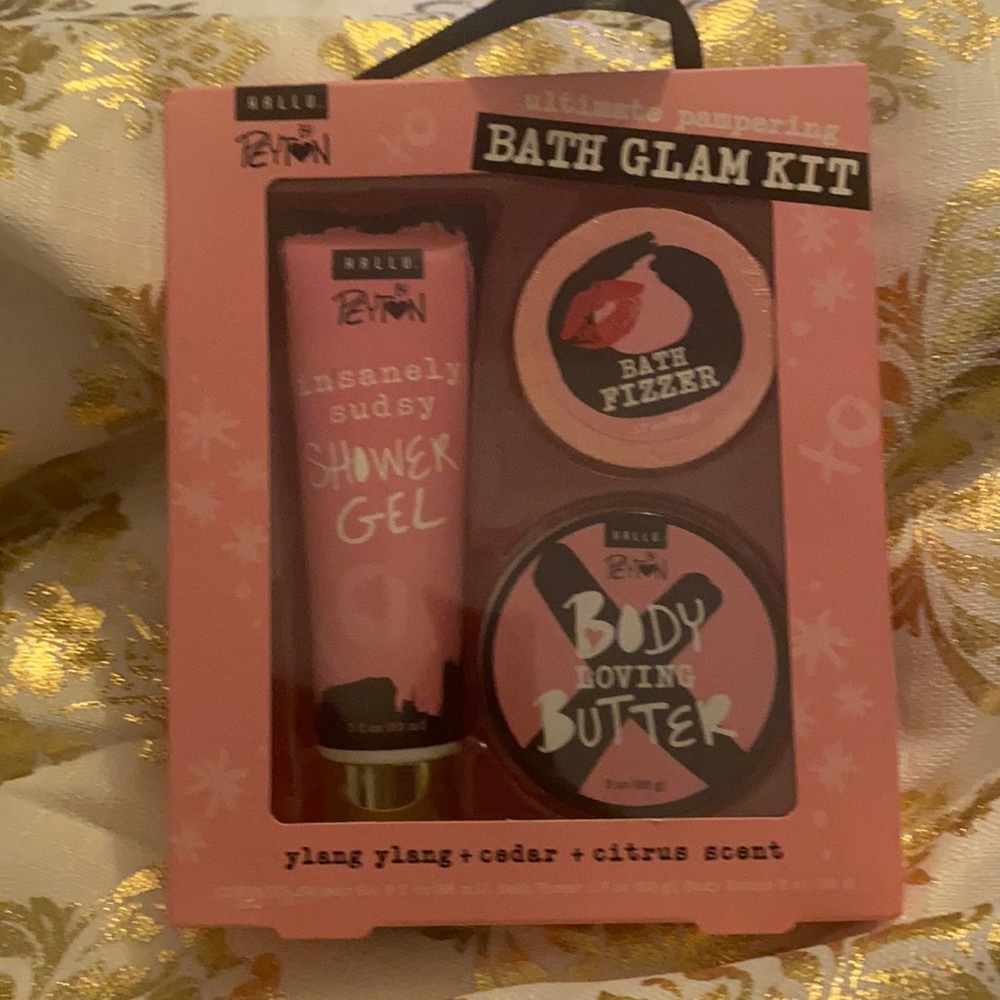 Hallu by Peyton bath gift set